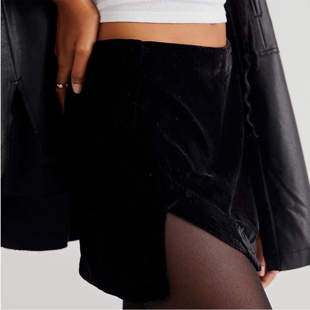 FREE PEOPLE Black Velvet Mini Skirt – Size 4 – NWT - Picture 6 of 10